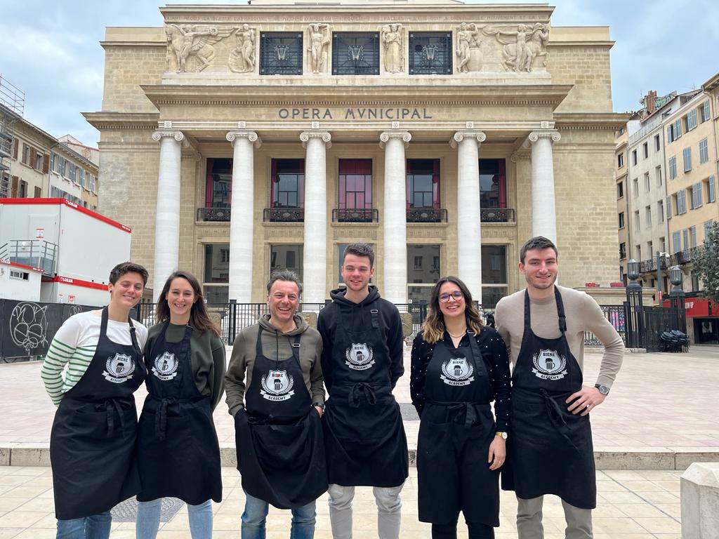 atelier de brassage de bière devant l'opéra de marseille